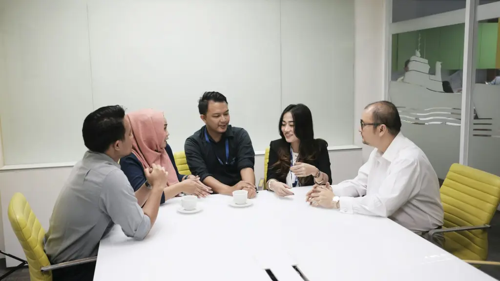 A team meeting around a white table